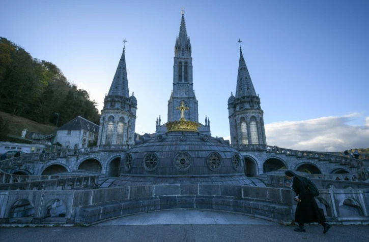 Une nonne passe le 1er novembre 2021 devant la basilique Notre-Dame-du-Rosaire à Lourdes, à la veille de l'ouverture de la réunion annuelle des évêques de France qui va se pencher sur le rapport Sauvé