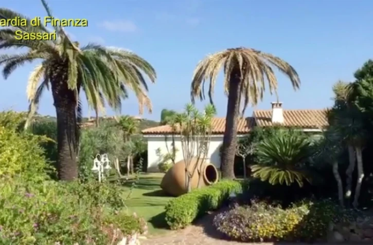 Capture d'écran d'une vidéo fournie par la Guardia du Finanza de La "Villa Bianca" à Porto Cervo en Sardaigne, le 13 octobre 2017