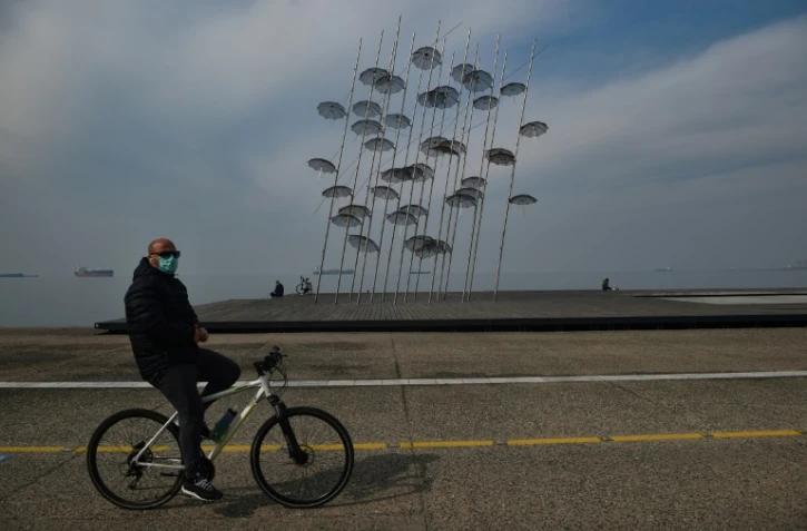 Un cycliste dans les rues vides de Thessalonique (Grèce) le 22 mars 2020