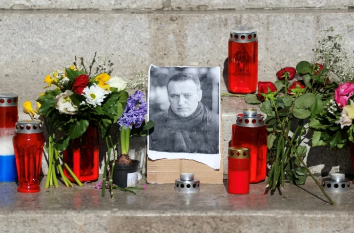 Des fleurs et des bougies déposées près d'un portrait de l'opposant russe Alexeï Navalny, mort en prison, le 20 février 2024 à Zagreb, en Croatie