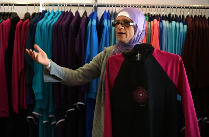 Aheda Zanetti, styliste australienne, présente ses burkinis dans un magasin de Sydney, le 19 août 2016