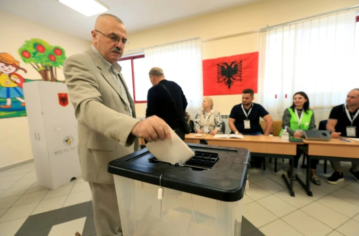 Un électeur vote aux élections législatives, le 11 mai 2025 à Tirana, en Albanie