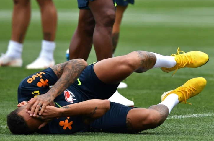 L'attaquant brésilien Neymar sur le sol lors d'une séance d'entraînement à Sotchi le 4 juillet 2018