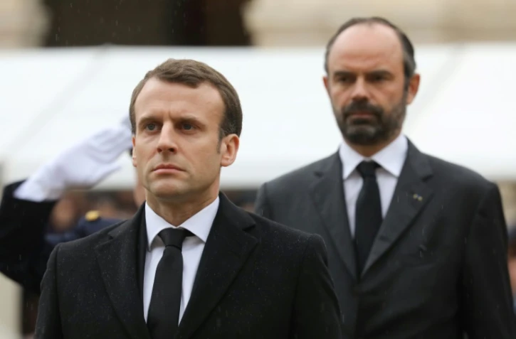 Le chef de l?État Emmanuel Macron (G) et le Premier ministre Édouard Philippe dans la cour des Invalides lors de l'hommage à Arnaud Beltrame, le 28 mars 2018