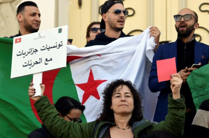 Tunisiens et Algériens manifestent à Tunis contre un 5e mandat du président Abdelaziz Bouteflika, le 9 mars 2019