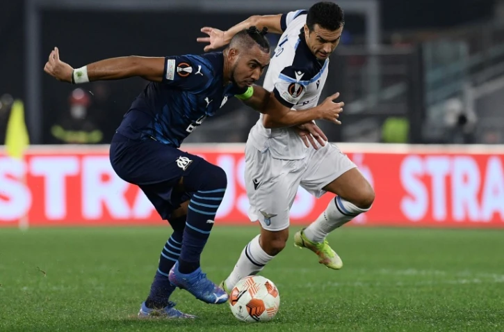 Le milieu de terrain marseillais Dimitri Payet, aux prises avec l'attaquant espagnol de la Lazio Rome, Pedro, lors de leur match de poules de la Ligue Europa, le 21 octobre 2021 au Stade Olympique