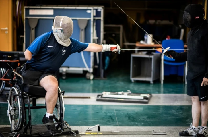 Manuel, soldat français blessĂ© au Mali, lors d’un cours d’escrime Ă l’hĂ´pital des Invalides Ă Paris le 2 juillet 2019