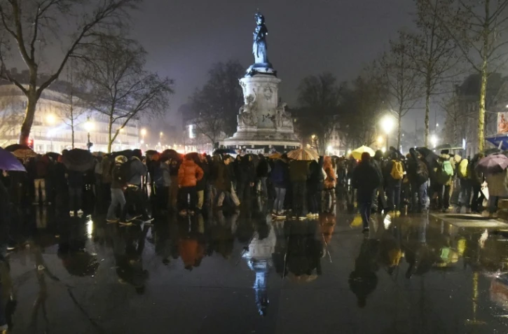 Des participants à la "Nuit debout", le 2 avril 2016 place de la République à Paris