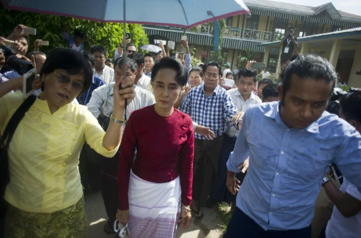 L'opposante birmane Aung San Suu Kyi sort d'un bureau de vote à Rangoon, dans le quartier de Kawhmu, le 8 novembre 2015