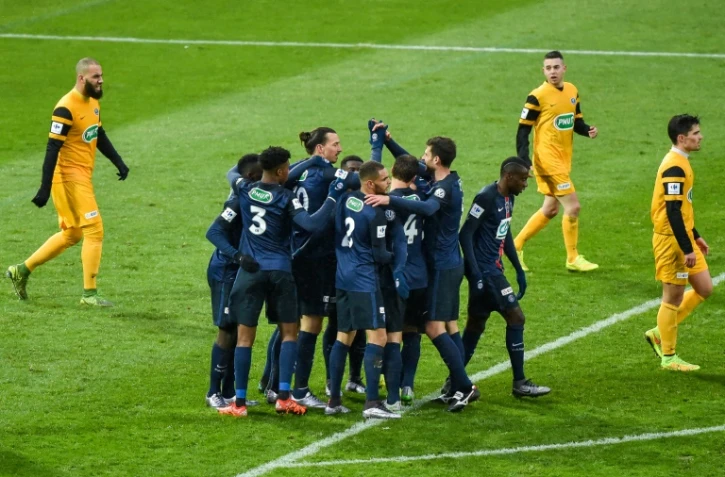 Les joueurs du PSG célèbrent le but inscrit par Zlatan Ibrahimovic contre Wasquehal à Villeneuve-d'Ascq, le 3 janvier 2016