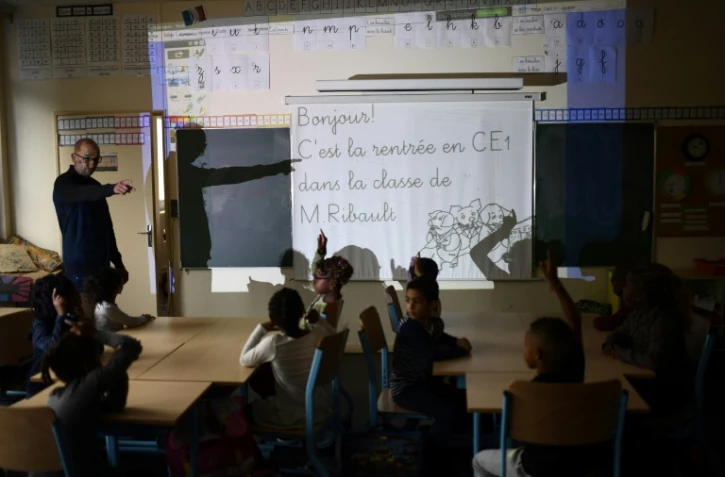 Un instituteur s'adresse à ses élèves dans une école de Corbeil-Essonnes, le 4 septembre 2017