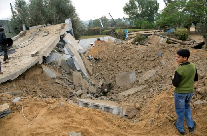 Un immeuble détruit après une frappe israélienne à Khan Younès dans la bande de Gaza, le 12 novembre 2018