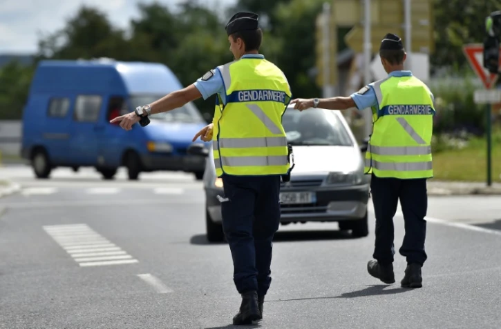 Les gendarmes contrôlent les conducteurs à l'entrée d'un festival à Crozon, dans l'ouest de la France, le 5 août 2016