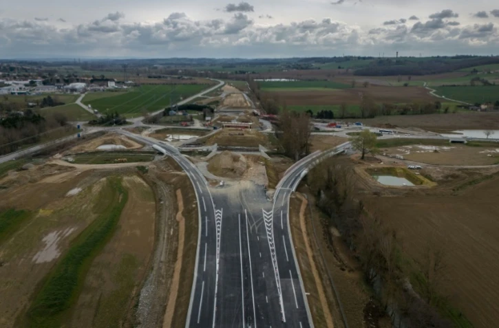Vue aérienne du chantier de construction de l'autoroute A69 Toulouse-Castres, près de Verfeil, le 14 mars 2025 en Haute-Garonne