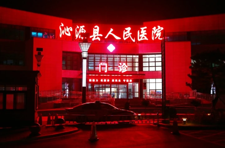 L'hôpital de Qinyuan, en Chine, cerné par des cordons de sécurité le 24 mai 2026