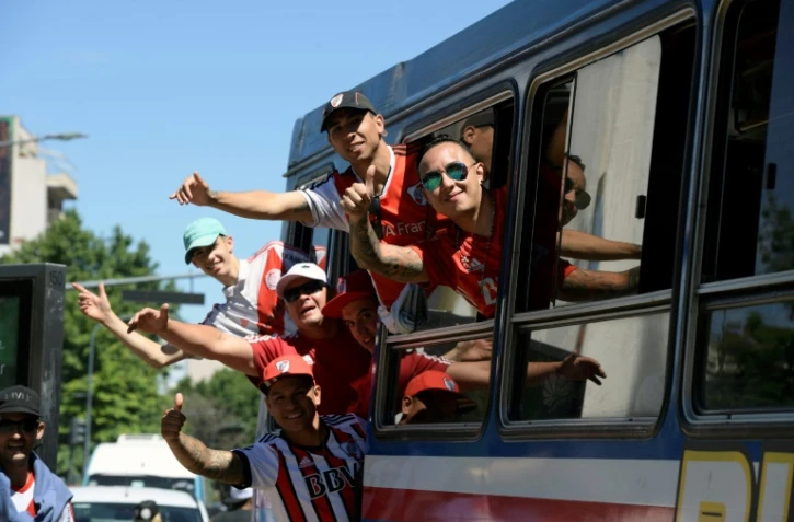 Des supporters du club de football argentin River Plate dans un bus Ă Buenos Aires, en Argentine, le 25 novembre 2018
