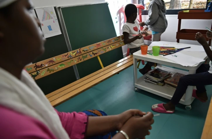 Des enfants jouent dans une pièce collective du centre pour SDF du 16 arrondissement à Paris, le 5 novembre 2016