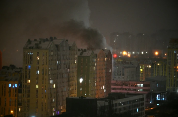Un immeuble fume après des frappes russes sur Kiev, tôt le 9 janvier 2026.