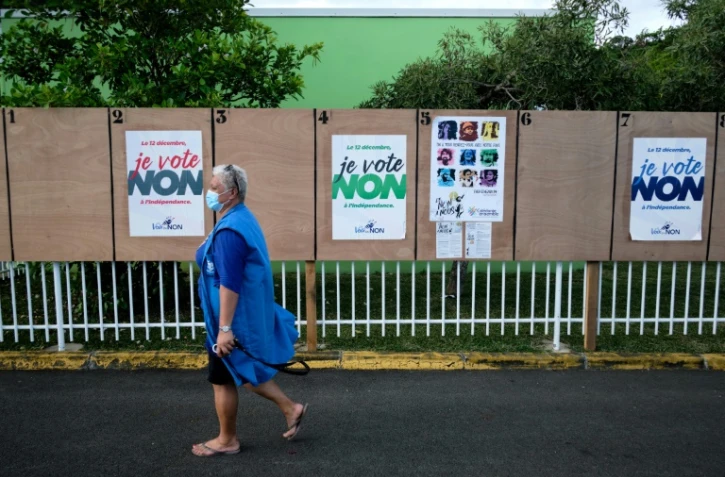 Panneau d'affichage pour le referendum pour ou contre l'indépendance de la Nouvelle-Calédonie, à Nouméa le 10 décembre 2021