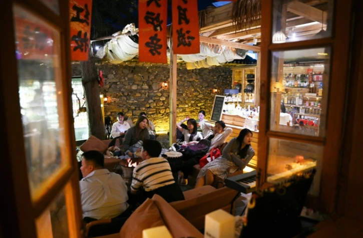 Des Des Chinois dans une "maison de retraite pour jeunes" à Dali, dans la province du Yunnan, au sud-ouest de la Chine, le 2 avril 2025