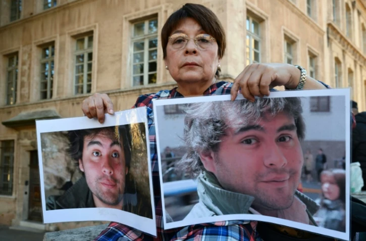 Liliana Lalonde, mère de Julien, tué dans l'effondrement de deux immeubles de la rue d'Aubagne à Marseille, pose avec des portraits de son fils, à Marseille, le 1er novembre 2024