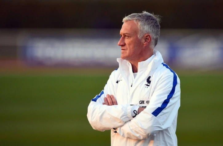Le sélectionneur de l'équipe de France Didier Deschamps observe ses joueurs lors d'une séance d'entraînement à Clairefontaine, le 22 mars 2016