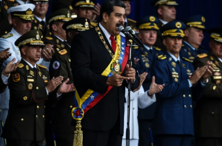 Le président vénézuélien Nicolas Maduro (G) le 4 août 2018 à Caracas lors d'une cérémonie militaire au cours de laquelle il est sorti indemne d'un attentat aux drones