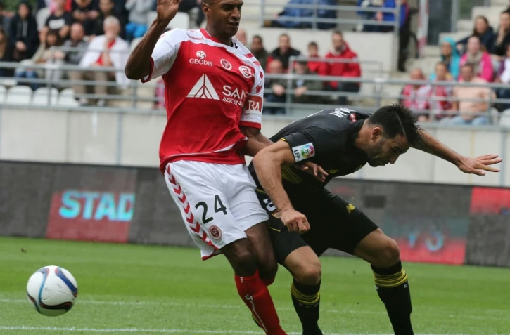Le défenseur de Séville Adil Rami (d) à la lutte avec l'attaquant de Reims David N'Gog en amical à Auguste Delaune, le 26 juin 2015