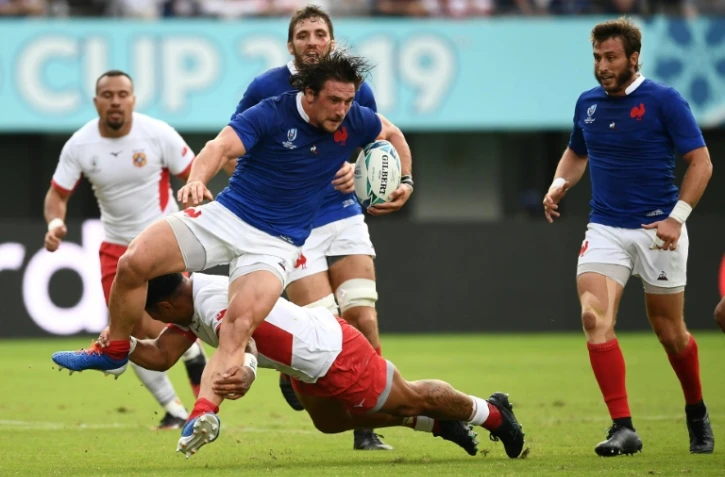 Le talonneur du XV de France Camille Chat, balle en main, fonce vers le camp des Tonga, lors de la Coupe du monde japonaise à Kumamoto, le 6 octobre 2019