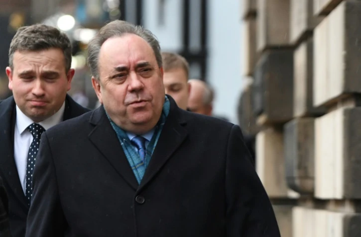 L'ex-Premier ministre écossais Alex Salmond quitte la Haute cour d'Edimbourg à l'issue du premier jour de son procès pour tentatives de viol et agressions sexuelles, le 9 mars 2020
