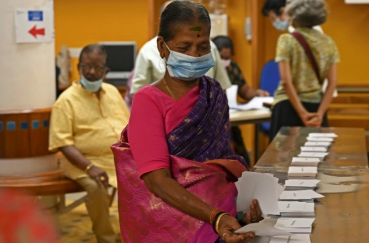 Une citoyenne française  se prépare à voter dimanche 10 avril 2022 à Pondichéry, au premier tour de l'élection présidentielle française