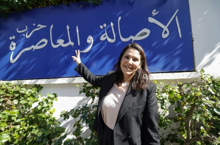 Fatima Ezzahra El Mansouri, ministre de l'Aménagement du territoire, maire de Marrakech et membre de la direction collégiale du Parti Authenticité et Modernité (PAM), fait le signe de la victoire après l'annonce des résultats provisoires des législatives, le 24 septembre 2026 à Rabat, au Maroc