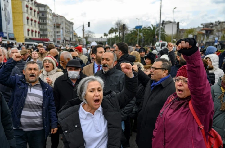 Des partisans du maire d'Istanbul, Ekrem Imamoglu, manifestent après son interpellation, le 19 mars 2025 à Istanbul, en Turquie
