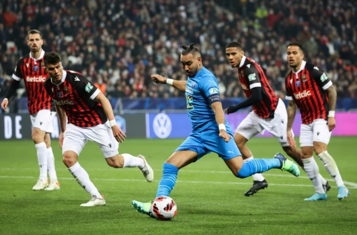 Le milieu de terrain marseillais Dimitri Payet, au milieu de la défense niçoise, lors du quart de finale de la Coupe de France, le 9 février 2022 à l'Allianz Riviera
