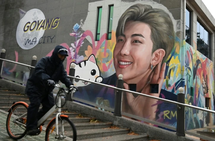 Fresque représentant RM, du groupe BTS, le 11 décembre 2023 à Goyang