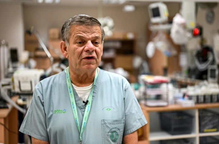 Dan Schwarzfuchs, chef des urgences de l'hôpital Soroka de Beersheva, dans le sud d'Israël, lors d'une interview, le 11 octobre 2023