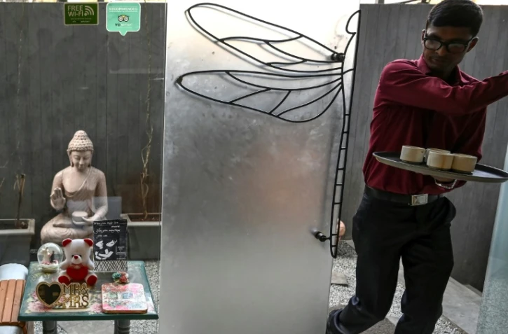 Un serveur entre dans le hall d'un hôtel à Mumbai (Inde), le 10 février 2020