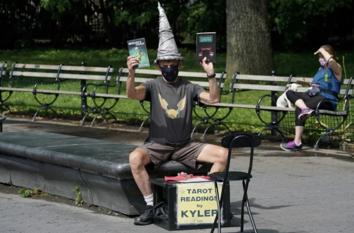 Kyler James tire les cartes dans le parc de Washington Square, le 9 juin 2020 à New York