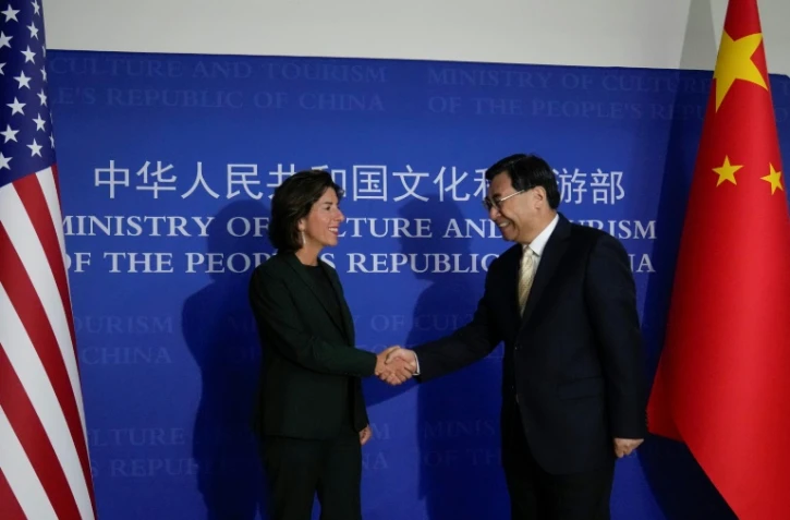 La secrétaire américaine au Commerce Gina Raimondo (g) et le ministre chinois de la Culture et du Tourisme Hu Heping, le 29 août 2023 à Pékin