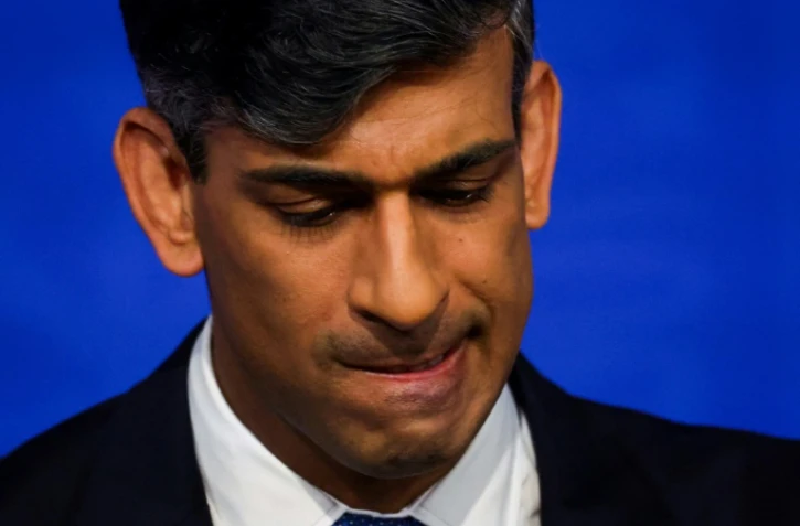 Le Premier ministre britannique Rishi Sunak réagit lors d'une conférence de presse, à Downing Street, au centre de Londres, le 22 avril 2024