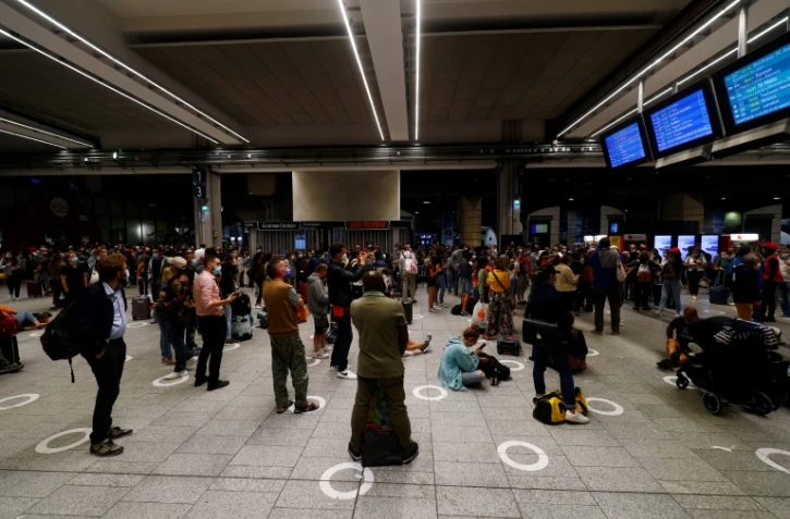 Des voyageurs attendent leur train gare Montparnasse à Paris le 25 juillet 2021 après l'interruption des liaisons entre Montparnasse et le Sud-Ouest