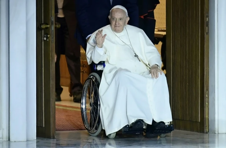 Le pape François en fauteuil roulant après un traitement pour ses douleurs au genou, le 22 juin 2022 au Vatican