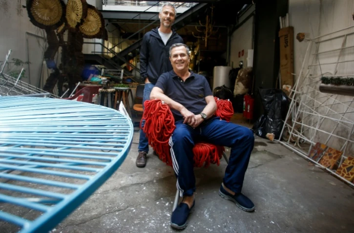 Les designers brésiliens Humberto (g)et Fernando Campana dans leur studio à Sao Paulo, au Brésil, le 4 juillet 2016