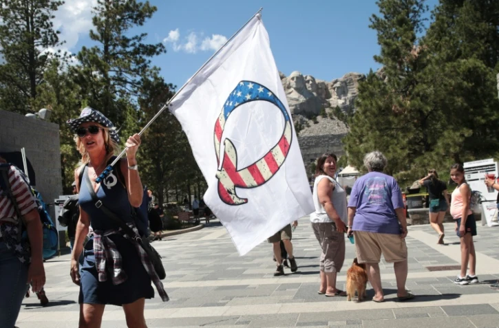 Un partisan de Donald Trump brandit un drapeau de la mouvance conspirationniste QAnon devant le mont Rushmore (Dakota du sud), le 1er juillet 2020