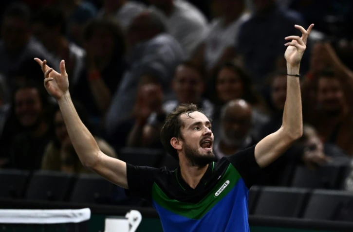 Le joueur de tennis russe Daniil Medvedev s'adresse au public lors de son match contre le Bulgare Grigor Dimitrov au deuxième tour du Masters 1000 de Paris, à l'Accor Arena de Paris, le 1er novembre 2023