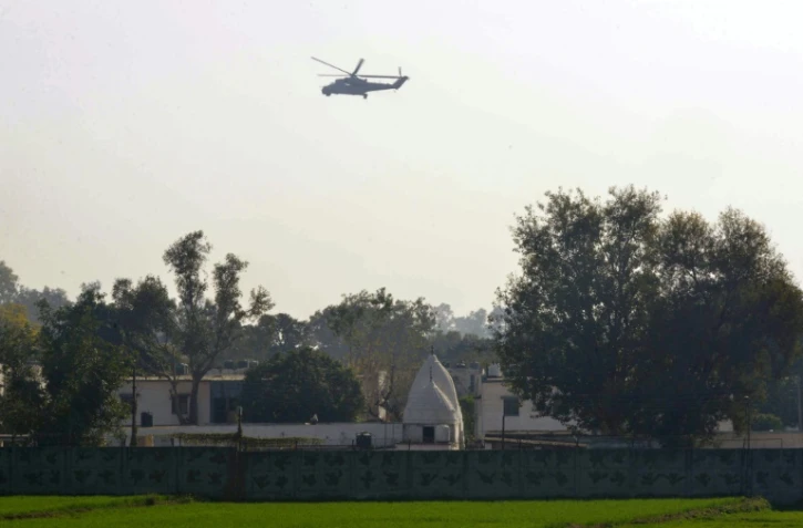 Un hélicoptère de l'armée indienne survole la base aérienne de Pathankot prise d'assaut le 2 janvier 2015