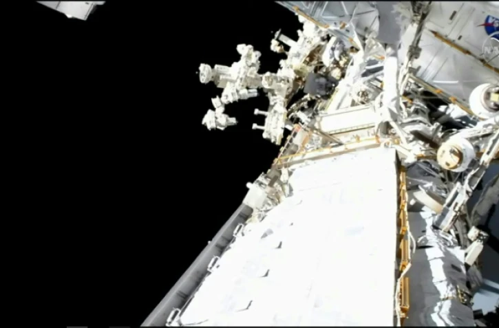 Image fournie par la Nasa des astronautes Thomas Pesquet et Shane Kimbrough se préparant pour leur sortie dans l'espace, le 20 juin 2021