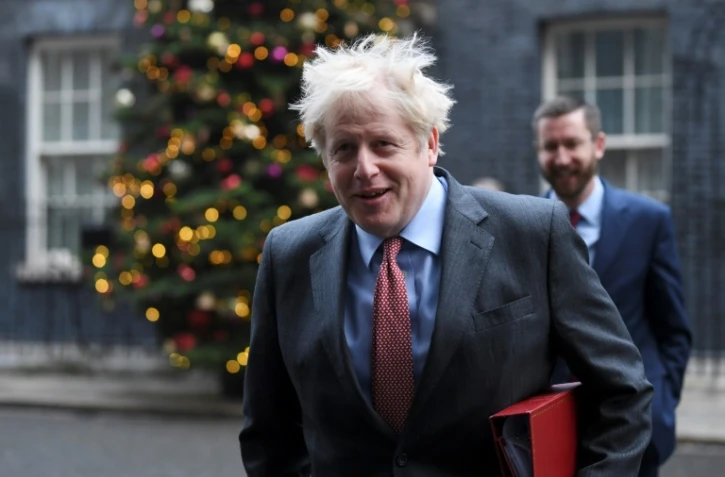 Le Premier ministre britannique Boris Johnson sort du 10 Downing Street, le 8 décembre 2020 à Londres