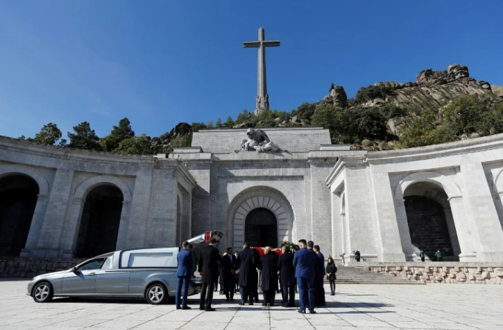 Des membres de la famille du dictateur espagnol Francisco Franco transportent son cercueil hors du mausolée monumental du Valle de los Caidos près de Madrid, le 24 octobre 2019