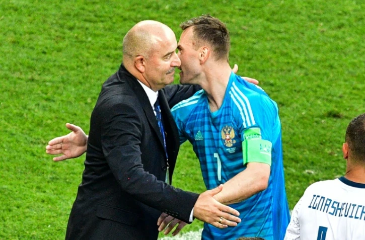 Le sélectionneur de la Russie Igor Akinfeev (g) félicite le gardien Igor Akinfeev après la qualification en quarts de finale du Mondial le 1er juillet 2018